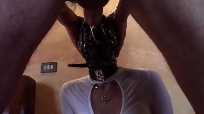 Laura takoiekin, modeloen hautaketa, bideoa 2021, eztarri sakona eraztun anitzekin