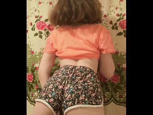 ❤️ Neska gazte sexy galtzak kentzen kameraren aurrean Porno gugan ﹏