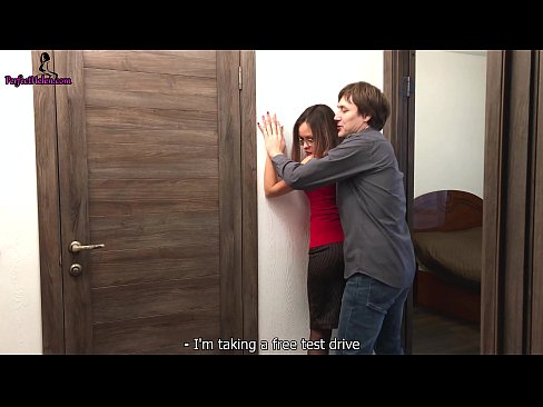 ❤️ Inmobiliario sexyak sentsualki kolpatzen du bere pussy eta izorratzen du bere apartamentua saltzen duen bitartean - Krempai Porno gugan ﹏