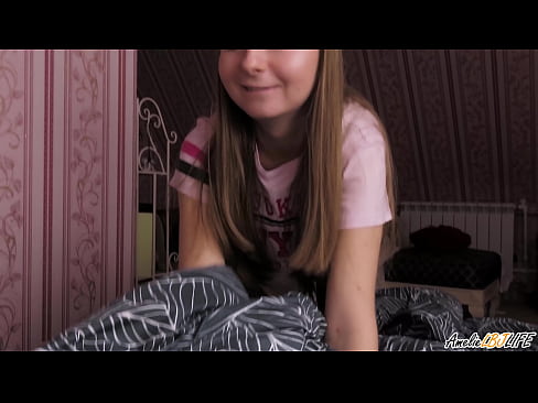 ❤️ Blondie-k bere BFF-ren sakon zurrupatzen du eta esperma jasotzen du ahoan Porno gugan ﹏