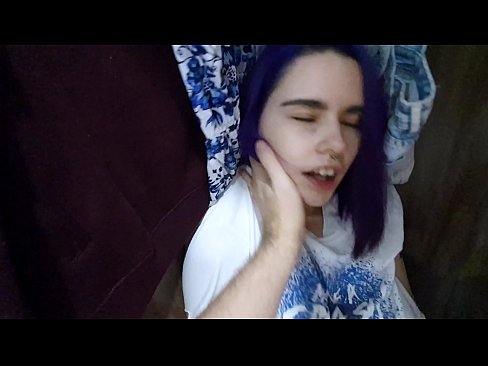❤️ Nire ahizpa armairuan aurkitu eta lagundu zion esperma Porno gugan ﹏